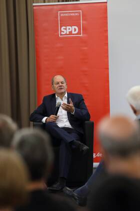 Bundesfinanzminister Olaf Scholz (SPD) während einer Wahlkampfveranstaltung für die Landtagswahl in Brandenburg mit Landtagskandidatin Klara Geywitz (SPD), Villa Bergmann, Potsdam, 21. August 2019. Die Wahl findet am 1. September statt, beide kandidieren zudem für den SPD-Vorsitz. Landtagswahl Brandenburg 2019: Wahlkampfveranstaltung mit Geywitz und Scholz