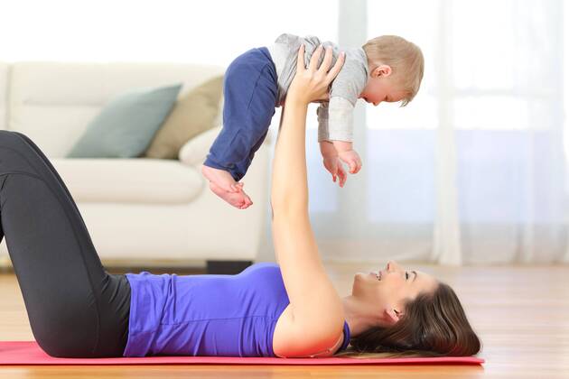  Mother exercising with her baby at home ,model released, Symbolfoto  Copyright: xAntonioGuillemx Panthermedia26549828