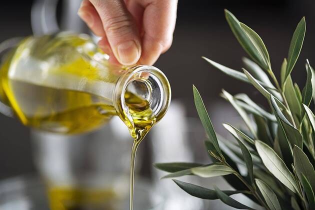 Olive oil bottle  Copyright: xzidix Panthermedia26627585