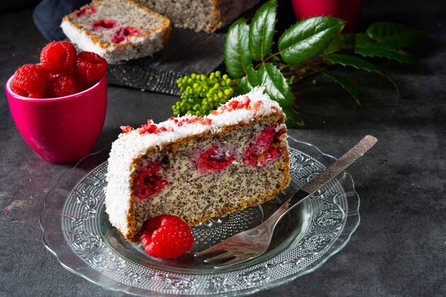IMAGO Creative: Food, Mohn poppy seed cake with raspberries and grated coconut  Copyright: xDar1930x Panthermedia26648127