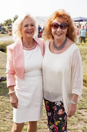 Dorit Gäbler und Regina Thoss in der MyTVPlus-Schlagershow beim Heidefest Nochten 2019 im Lausitzer Findlingspark. Nochten, 25.08.2019