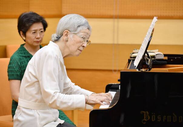 Entertainment Bilder des Tages Former Japan empress at music workshop Former Japanese Empress Michiko plays the piano during a music workshop in Kusatsu, Gunma Prefecture, eastern Japan, on Aug. 27, 2019.(Pool Photo) 