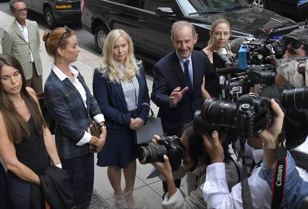 News Bilder des Tages Attorney David Boies and alleged victims of billionaire Jeffrey Epstein, Annie Farmer, right, and Virginia Guiffre, blonde, left, enter Manhattan Federal Court, Tuesday, July 27, 2019 in New York City. Epstein committed suicide while confined in the Manhattan Correctional Facility.  NYP20190827804 LOUISxLANZANO