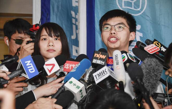News Bilder des Tages Hong Kong democracy activists Democracy activists Joshua Wong (R) and Agnes Chow meet the press in Hong Kong on Aug. 30, 2019, after being released. The two were arrested earlier in the day for allegedly inciting and organizing an unlawful assembly in June, according to local media. 