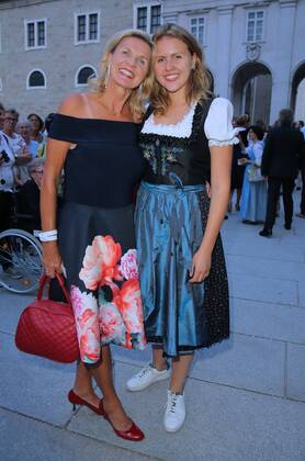 Salzburg Jedermann 20.07.2019 Hera Lind (Herlind Wartenberg) und Tochter Fritzi auf dem Weg zur Jedermann-Premiere auf dem Domplatz in Salzburg - 20.07.2019 -