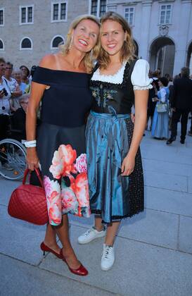 Salzburg Jedermann 20.07.2019 Hera Lind (Herlind Wartenberg) und Tochter Fritzi auf dem Weg zur Jedermann-Premiere auf dem Domplatz in Salzburg - 20.07.2019 -