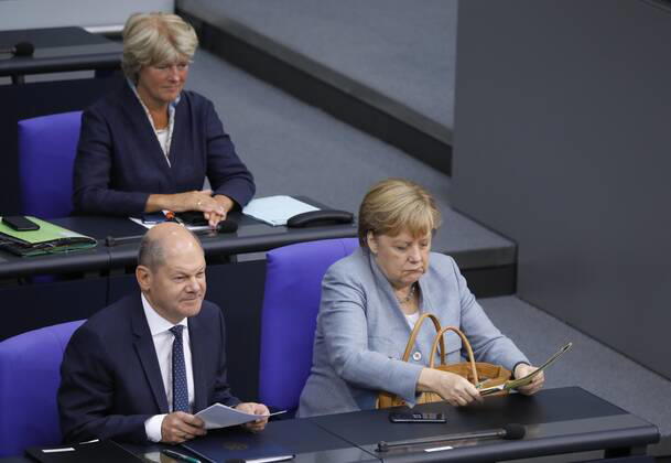 Bundesfinanzminister Olaf Scholz (SPD) , Bundeskanzlerin Angela Merkel, Deutschland, Berlin, Bundestag, 10. September 2019 (110. Sitzung), Olaf Scholz wirbt für eine gerechte Haushalts- und Finanzpolitik.