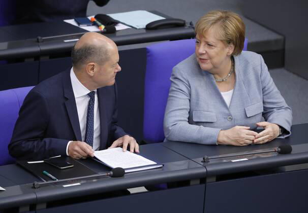 Bundesfinanzminister Olaf Scholz (SPD) , Bundeskanzlerin Angela Merkel, Deutschland, Berlin, Bundestag, 10. September 2019 (110. Sitzung), Olaf Scholz wirbt für eine gerechte Haushalts- und Finanzpolitik.
