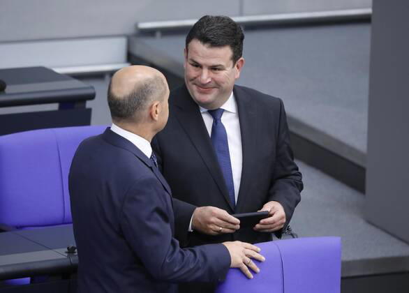 Bundesfinanzminister Olaf Scholz (SPD), Bundesarbeitsminister Hubertus Heil, Deutschland, Berlin, Bundestag, 10. September 2019 (110. Sitzung), Haushalts- und Finanzpolitik.