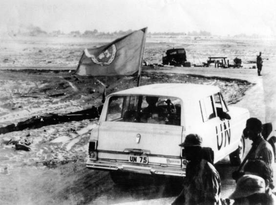 Suez Canal crisis, 1956. A United Nations vehicle passing Israeli troops nearQuantara on the east bank of the Suez Canal. A U.N. observer was posted on either side of the canal to supervise the cease-fire between Israel and the United Arab Republic 1956 Egypt - Suez Canal crisis Washington - Library of Congress Copyright: xPhoto12 ArchivesxSnarkx DFS09A11_047