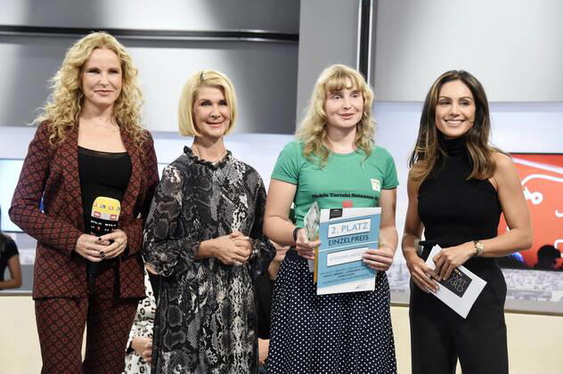 Katja Burkard, Brigitte Mohn, Stefanie Jaksch und Nazan Eckes mit allen Preisträgern bei der Verleihung des RTL Com.mit Award auf der IFA 2019 am Stand von n-tv. Berlin, 11.09.2019