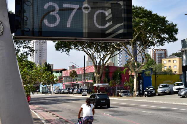 SÃO PAULO, SP - 11.09.2019: CLIMA TEMPO SP - Sun and heat in Sao Paulo. In the photo street thermometer records temperature of 37 degrees at Av. Luiz Dumont Villares in the northern part of the capital, on the afternoon of Wednesday (11). x1793092x RobertoxCasimiro