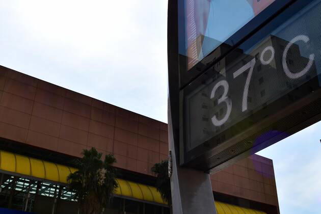 SÃO PAULO, SP - 11.09.2019: CLIMA TEMPO SP - Sun and heat in Sao Paulo. In the photo street thermometer records temperature of 37 degrees at Av. Luiz Dumont Villares in the northern part of the capital, on the afternoon of Wednesday (11). x1793093x RobertoxCasimiro