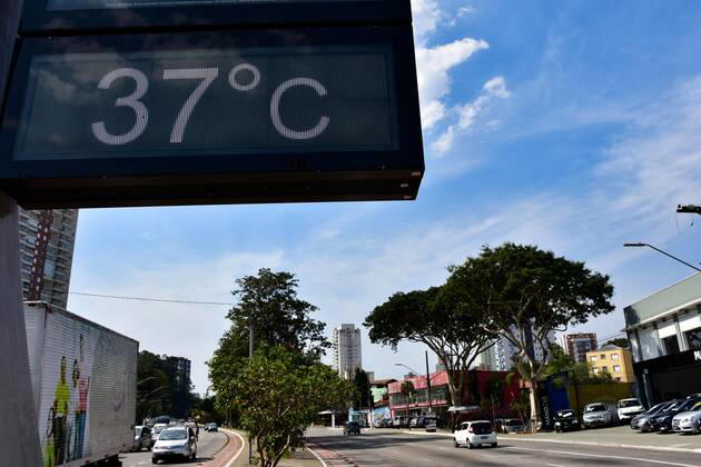 SÃO PAULO, SP - 11.09.2019: CLIMA TEMPO SP - Sun and heat in Sao Paulo. In the photo street thermometer records temperature of 37 degrees at Av. Luiz Dumont Villares in the northern part of the capital, on the afternoon of Wednesday (11). x1793094x RobertoxCasimiro