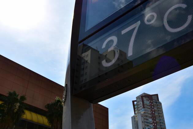 SÃO PAULO, SP - 11.09.2019: CLIMA TEMPO SP - Sun and heat in Sao Paulo. In the photo street thermometer records temperature of 37 degrees at Av. Luiz Dumont Villares in the northern part of the capital, on the afternoon of Wednesday (11). x1793095x RobertoxCasimiro