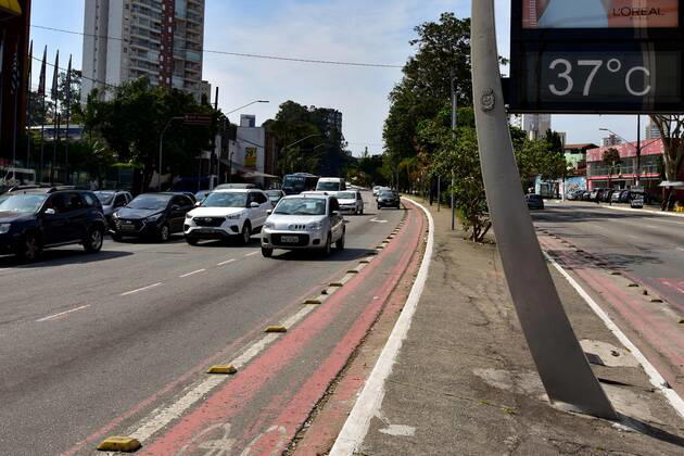 SÃO PAULO, SP - 11.09.2019: CLIMA TEMPO SP - Sun and heat in Sao Paulo. In the photo street thermometer records temperature of 37 degrees at Av. Luiz Dumont Villares in the northern part of the capital, on the afternoon of Wednesday (11). x1793096x RobertoxCasimiro