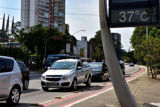 SÃO PAULO, SP - 11.09.2019: CLIMA TEMPO SP - Sun and heat in Sao Paulo. In the photo street thermometer records temperature of 37 degrees at Av. Luiz Dumont Villares in the northern part of the capital, on the afternoon of Wednesday (11). x1793097x RobertoxCasimiro
