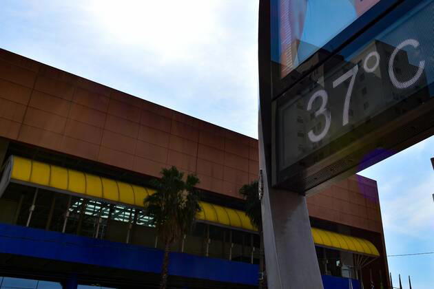 SÃO PAULO, SP - 11.09.2019: CLIMA TEMPO SP - Sun and heat in Sao Paulo. In the photo street thermometer records temperature of 37 degrees at Av. Luiz Dumont Villares in the northern part of the capital, on the afternoon of Wednesday (11). x1793098x RobertoxCasimiro
