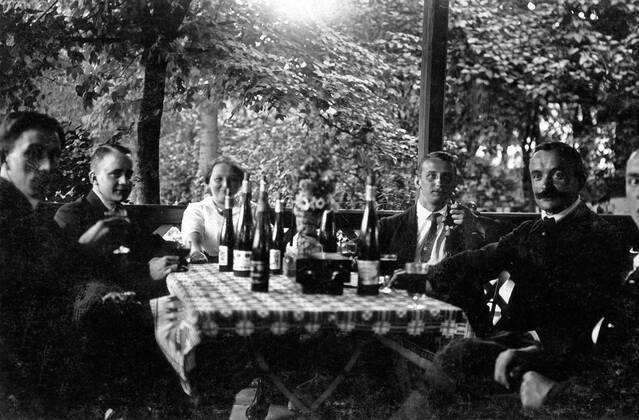 Naturfreunde Cöln Ein paar der Naturfreunde Cöln bei einer Rast in Gasthaus, Deutschland 1910er Jahre. A few of the Naturfreunde Coeln hiking club having a glass of wine while a break, Germany 1910s., Copyright: JakobxVolk UnitedArchives0582