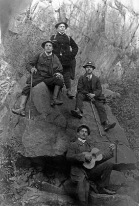 Naturfreunde Cöln Mitglieder der Naturfreunde Cöln auf einer Wanderung, Deutschland 1910er Jahre. Members of Naturfreunde Coeln hiking club on a hike, Germany 1910s., Copyright: JakobxVolk UnitedArchives0586