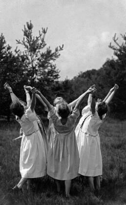 Naturfreunde Cöln Frauen bei einem Tanz in der Heide, Deutschland 1910er Jahre. Women dancing in a heath, Germany 1910s., Copyright: JakobxVolk UnitedArchives0590