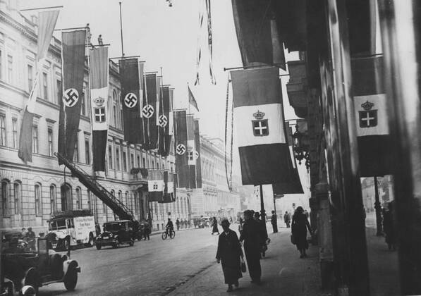 In Berlin, the streets are decked out with flags for Mussolini s visit (1937) In Berlin, the streets are decked out with flags for Mussolini s visit, before the creation of the Rome-Berlin axis. September 1937 Copyright: xPhoto12 Photosvintagesx WTZ04198_042