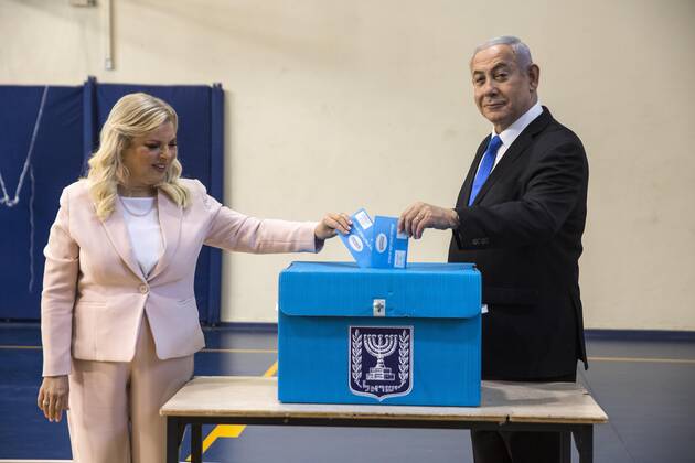 Bilder des Jahres 2019, News 09 September News Bilder des Tages Israeli Prime Minister Benjamin and his wife Sarah casts their votes at a voting station in Jerusalem on Tuesday, September 17, 2019 . Israelis return to polls when a governing coalition could not be formed in the election five months ago. Pool  JERX20190917102 HeidixLevine