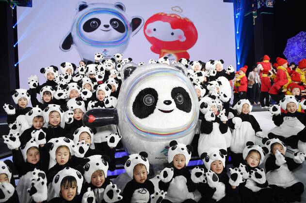 News Bilder des Tages (190917) -- BEIJING, Sept. 17, 2019 -- Children pose with Bing Dwen Dwen, the mascot of Beijing 2022 Olympic Winter Games during the 2022 Beijing Winter Olympic and Paralympic Games mascot launch ceremony in Beijing, capital of China, Sept. 17, 2019. ) (SP)CHINA-BEIJING-2022 WINTER OLYMPIC AND PARALYMPIC GAMES-MASCOTS-LAUNCH (CN) JuxHuanzong 