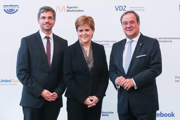 Mike Schubert, Oberbürgermeister von Potsdam, Nicola Sturgeon, die Erste Ministerin Schottlands und Armin Laschet, Ministerpräsident des Landes Nordrhein-Westfalen bei der Ankunft der Verleihung des M100 Media Award From Pipedream to Reality Democracy and the European Public Sphere im Orangerieschloss in Potsdam.am 21.02.2019 Nicola Sturgeon erhält M100 Media Award in Potsdam