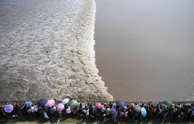 Bilder des Jahres 2019, News 09 September News Bilder des Tages JIAXING, CHINA - SEPTEMBER 17: Tourists watch one-line tidal bore on the Qiantang River on September 17, 2019 in Jiaxing, Zhejiang Province of China. The tide of the Qiantang Rive reached the highest waves on the eighteenth day of the eighth lunar month in Jiaxing.  Copyright: xVCGx CFP111249900199