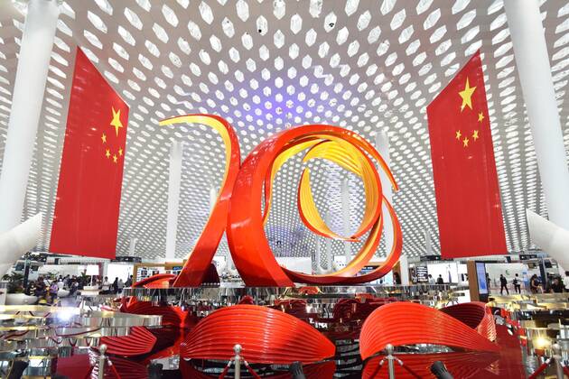 Bilder des Jahres 2019, News 09 September News Bilder des Tages SHENZHEN, CHINA - SEPTEMBER 17: Employees holding Chinese national flags sing a song during a flash mob to mark the 70th Anniversary of the Founding of the People s Republic of China at Shenzhen Airport on September 17, 2019 in Shenzhen, GuangdongProvince of China China.  Copyright: xVCGx CFP111249846419