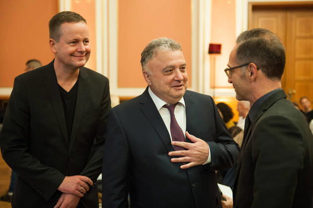 Shimon-Peres-Preis-2019, Heiko Maas Klaus Lederer, Jeremy Isscharoff, Heiko Maas Klaus Lederer, Israels Botschafter Jeremy Issacharoff und Bundesaussenminister Heiko Maas, anlässlich der Verleihung des Shimon-Peres-Preises 2019, im Festsaal des Roten Rathauses in Berlin. Shimon-Peres-Preis 2019; Peres Preis; Shimon-Peres-Preisverleihung; Klaus Lederer; Jeremy Issacharoff; Heiko Maas; Bundesaussenminister; Aussenminister Heiko Maas. Berlin Berlin Deu