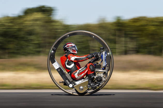 Bilder des Jahres 2019, News 09 September News Bilder des Tages September 21, 2019, York, Yorkshire, UK: York, UK. Mark Foster is attempting to break the world record for the fastest Monowheel motorcycle at the Straightliners speed event being held at Elvington airfield in Yorkshire today. York UK  - ZUMAl94_ 20190921_zaf_l94_040 Copyright: xAndrewxMccarenx