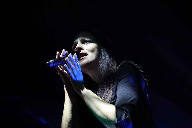 Maria Q von der Band Archive bei einem Konzert im Tempodrom in Berlin, 21. September 2019. Archive im Tempodrom