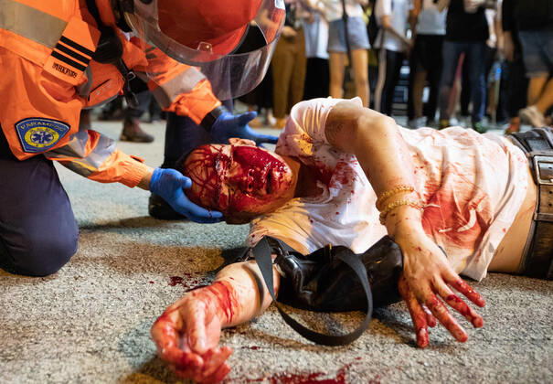 Bilder des Jahres 2019, News 09 September News Bilder des Tages September 22, 2019, Hong Kong, China: A medic attends to an injured protester during the demonstration..Hong Kong Protest entered its 16th straight weekend. More demonstrations have continued in spite of Hong Kong Chief Executive Carrie Lam s announcement earlier September that the controversial extradition bill will be withdrawn. The unrest citywide protests sparked from the government proposed legislation that would have allowed the extradition of suspected criminals to China for trial. However, it has been widened to include other demands such as an inquiry into alleged police brutality, a halt to categorising the protests as riots and implementation of universal suffrage. Hong Kong China - ZUMAs197 20190922_zaa_s197_015 Copyright: xMayxJamesx