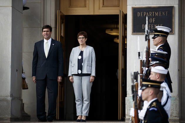 Bilder des Jahres 2019, News 09 September News Themen der Woche KW39 News Bilder des Tages (190923) -- ARLINGTON (U.S.), Sept. 23, 2019 -- U.S. Secretary of Defense Mark Esper (L) welcomes German Defense Minister Annegret Kramp-Karrenbauer at the Pentagon in Arlington, Virginia, the United States, on Sept. 23, 2019. (Photo by Xinhua) U.S.-ARLINGTON-MARK ESPER-GERMANY-DEFENSE MINISTER-MEETING TingxShen 