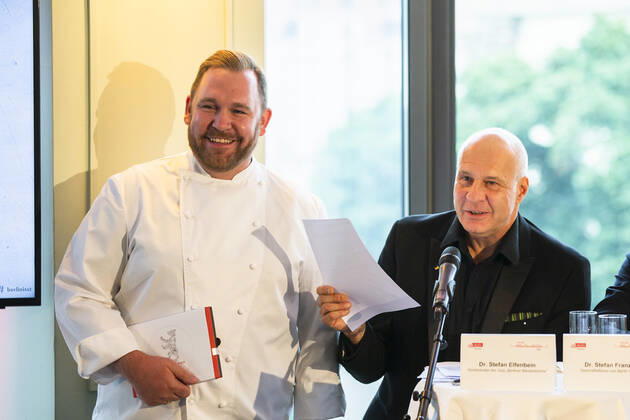 Berliner Meisterkoch 2019 Bjoern Swanson (L) von Golvet mit Jury-Vorsitzender Stefan Elfenbein (R) bei der Ankuendigung der Berliner Meisterkoeche 2019 in Berlin am 24. September 2019. Berliner Meisterkoeche 2019