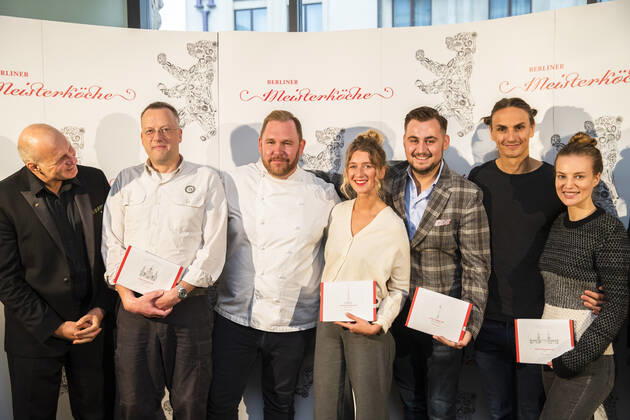 Gewinner und Juroren posieren fuer ein Bild nach der Ankuendigung der Berliner Meisterkoeche 2019 in Berlin am 24. September 2019. Berliner Meisterkoch 2019 Bjoern Swanson von Golvet (C). Berliner Meisterkoeche 2019