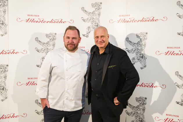 News Bilder des Tages Berliner Meisterkoch 2019 Bjoern Swanson (L) von Golvet mit Jury-Vorsitzender Stefan Elfenbein (R) bei der Ankuendigung der Berliner Meisterkoeche 2019 in Berlin am 24. September 2019. Berliner Meisterkoeche 2019