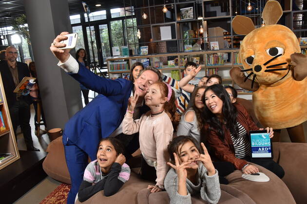 Bilder des Jahres 2019, Entertainment 09 September Entertainment Themen der Woche KW39 Entertainment Bilder des Tages Moderatoren Eckart von Hirschhausen und Mai Thi Nguyen-Kim, die Maus und Kinder posieren am 25.09.2019 in Köln bei der Pressekonferenz zur ARD-Themenwoche 2019 die sich vom 9. bis 16. November mit der Zukunft Bildung beschäftigt.
