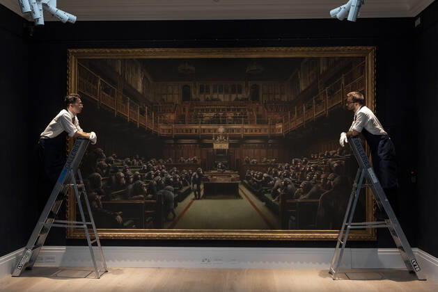 Bilder des Jahres 2019, Entertainment 09 September Entertainment Themen der Woche KW39 News Bilder des Tages September 27, 2019, London, London, UK: London, UK. Sotheby s staff hold a painting titled Devolved Parliament, 2009, by artist Banksy. The painting depicts MP s in the houses of Parliament with an estimate of Ã‚Â£1.5-2 million. The work is part of the Sotheby s contemporary art auction. London UK  - ZUMAl94_ 20190927_zaf_l94_005 Copyright: xRayxTangx