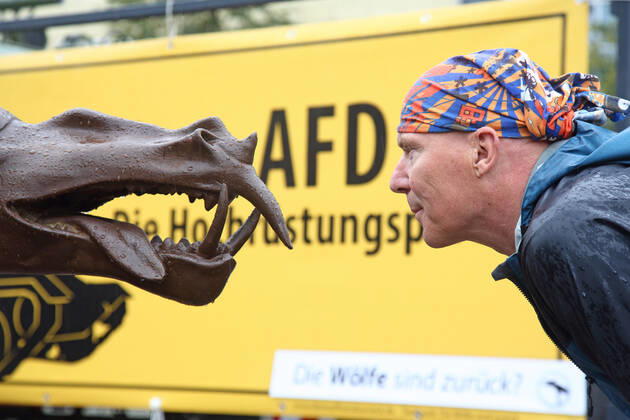 Bilder des Jahres 2019, News 09 September News Themen der Woche KW39 News Bilder des Tages Drei grosse Bronze-Woelfe des Brandenburger Kuenstlers Rainer Opolka (Foto) und ein Originalpanzer sind am Freitag (27.09.2019) vor der Bundesgeschaeftsstelle der AfD in der Berliner Schillstrasse aufgestellt worden. Mit der eintaegigen Protestaktion wollen Opolka und die Vorsitzende des Foerderkreises fuer das Holocaust-Mahnmal, Lea Rosh, vor der Ruestungspolitik der AfD warnen, wie die beiden Initiatoren mitteilten. Von der Oeffentlichkeit weitgehend unbemerkt, arbeite die AfD am Ruestungsstaat Deutschland, wolle die Bundeswehr im Inneren einsetzen, den Wehretat drastisch erhoehen, die Ruestungsindustrie ausbauen, den Ruestungskonzernen Garantiequoten erteilen und das Zivilleben militarisieren, erklaerte Rainer Opolka. (Siehe epd-Meldung vom 27.09.2019) Bronze-Woelfe und Panzer vor AfD-Bundeszentrale