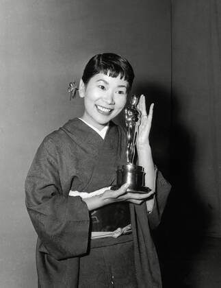 OSCARS: Beste Nebendarstellerin, Preisträgerinnen 1951-1960 Miyoshi Umeki, winner of Best Supporting Actress for Sayonara, at The 30th Annual Academy Awards (1958) File Reference 33848-705THA Hollywood CA USA  Copyright: xCinemaxPublishersxCollection xThexHollywoodxArchivex 33848705THA