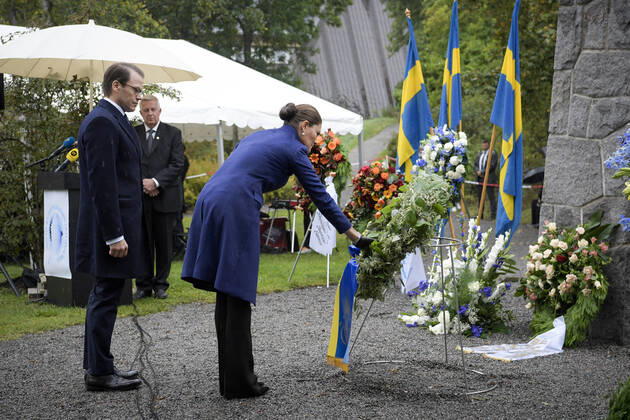 Sweden s Crown Princess Victoria L and Prince Daniel lay a wreath as they attend a memorial ceremony at the Estonia monument at the Galley Shipyard Cemetery on the island of Djurgarden in Stockholm, Sweden, on Sept 28, 2019, 25 years after the passenger ferry M S Estonia sank in the Baltic Sea taking the lives of 852 people Photo Janerik Henriksson TT code 10010 Stockholm SWEDEN x10010x,  Copyright: xJanerikxHenriksson TTx SWEDEN ESTONIA MEMORIAL SERVICE