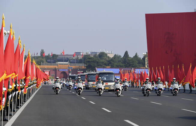 (190929) -- BEIJING, Sept. 29, 2019 -- Escorted by a motorcade, awardees of China s national medals and honorary titles head for the Great Hall of the People in Beijing, capital of China, Sept. 29, 2019. ) CHINA-BEIJING-NATIONAL MEDALS-HONORARY TITLES-PRC FOUNDING-70TH ANNIVERSARY (CN) ZhangxLing 