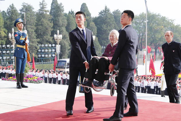(190929) -- BEIJING, Sept. 29, 2019 -- Awardee of the Friendship Medal Isabel Crook arrives at the Great Hall of the People in Beijing, capital of China, Sept. 29, 2019. China held the presentation ceremony of the national medals and honorary titles on Sunday at the Great Hall of the People, ahead of the 70th anniversary of the founding of the People s Republic of China (PRC) on Oct. 1. ) CHINA-BEIJING-NATIONAL MEDALS-HONORARY TITLES-PRC FOUNDING-70TH ANNIVERSARY (CN) LiuxBin 