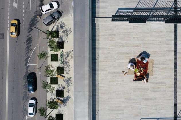 Aerial view of three people having a meal on the roof model released Symbolfoto  EYAF00456
