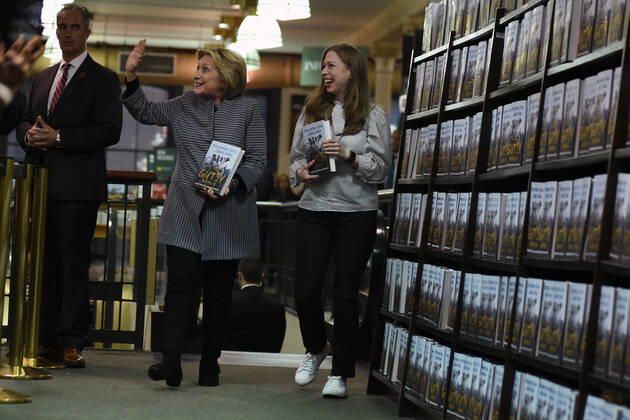 Bilder des Jahres 2019, Entertainment 10 Oktober Entertainment Themen der Woche KW40 Entertainment Bilder des Tages October 3, 2019, New York, NY, USA: October 3, 2019 New York City..Hillary Clinton and Chelsea Clinton sign copies of The Book of Gutsy Women on October 3, 2019 in New York City. New York USA - ZUMAny1_ 20191003_zaf_ny1_031 Copyright: xKristinxCallahanx