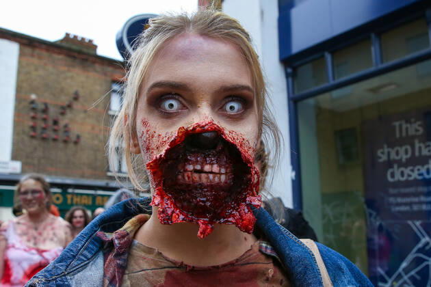Bilder des Jahres 2019, News 10 Oktober News Themen der Woche KW40 News Bilder des Tages October 5, 2019, London, UK, UK: London, UK. People wearing costumes gather before participating in a Zombie Walk on World Zombie Day. World Zombie Day is an international annual event that grew from Pittsburgh s first ever Zombie Walk at Monroeville Mall in 2006 where scenes from the Dawn of the Dead movie were shot. Now, more than 50 cities participate in the event. London UK - ZUMAl94_ 20191005_zaf_l94_013 Copyright: xDinendraxHariax