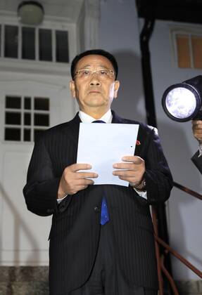 Bilder des Jahres 2019, News 10 Oktober News Themen der Woche KW40 News Bilder des Tages Stockholm, Nordkorea-Atomgespräche U.S.-N. Korea talks in Stockholm North Korean nuclear envoy Kim Myong Gil meets the press at the North Korean Embassy in Stockholm on Oct. 5, 2019, after holding working-level talks with the United States.